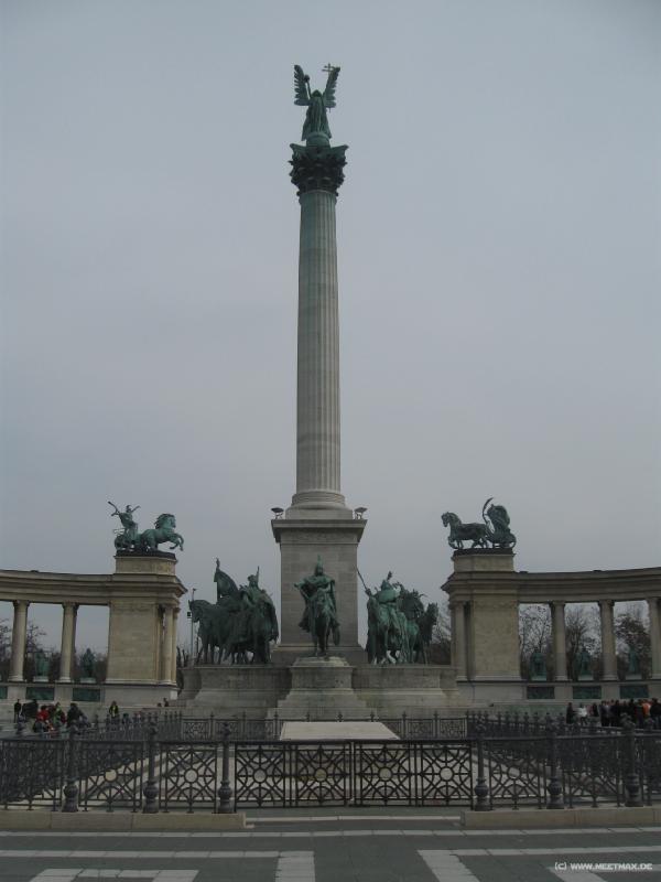 3113_Heroes'_Square