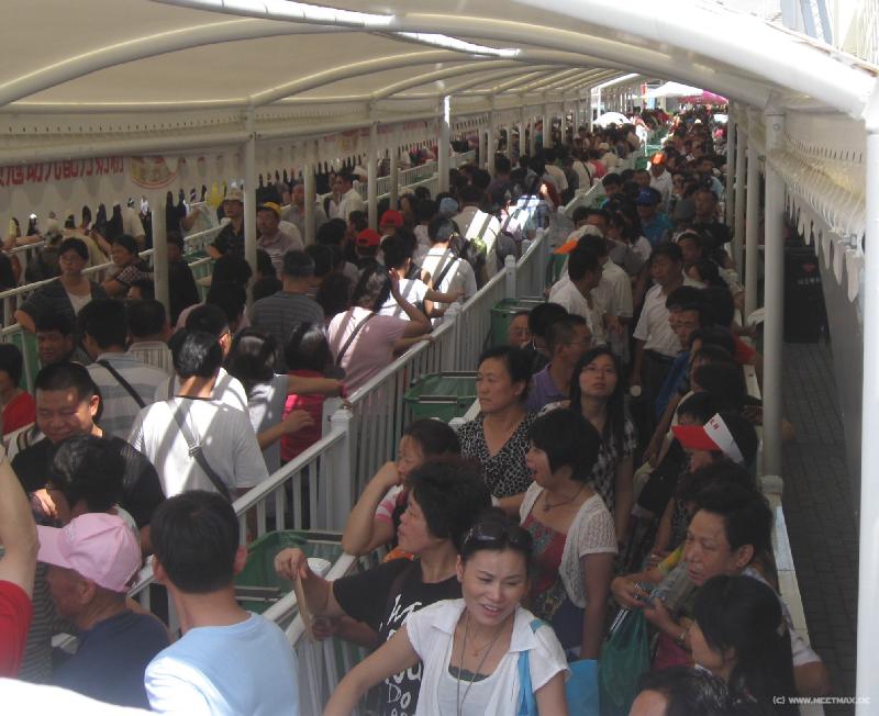 1045_Queueing_for_Japan