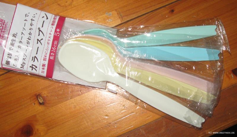 1624_Plastic_spoon_in_plastic