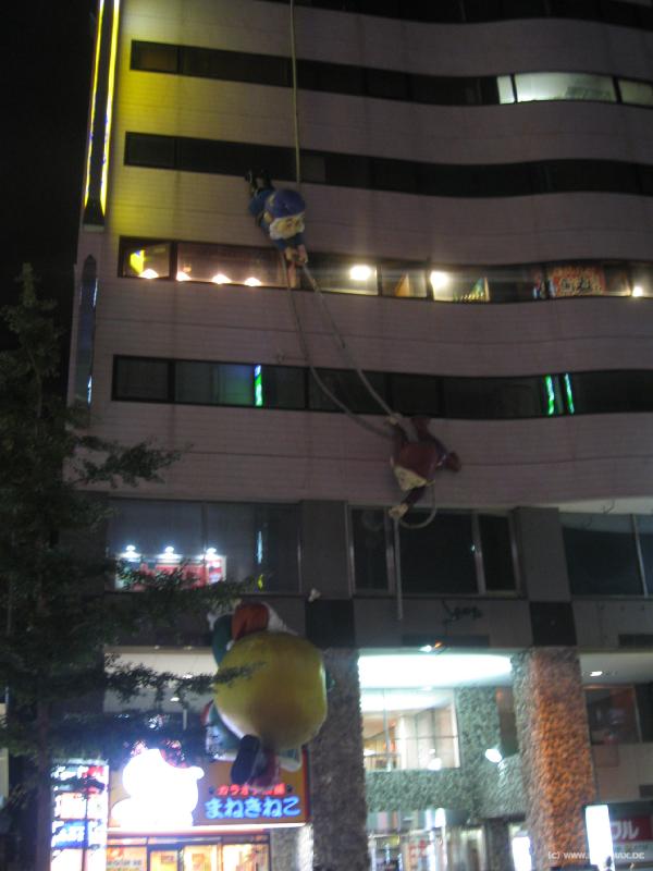 2206_Climbing_dwarfs