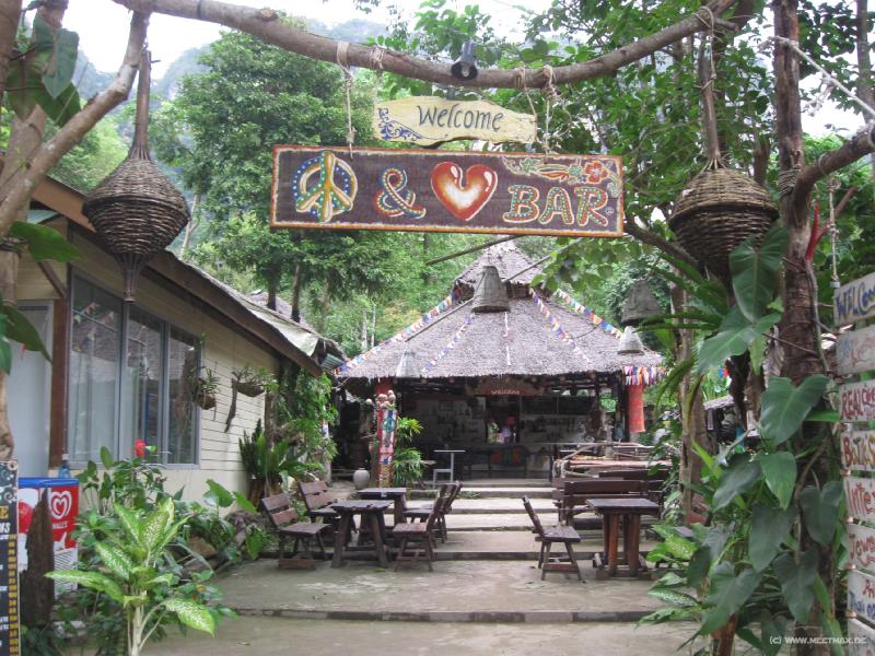 0345_Peace_and_love_bar