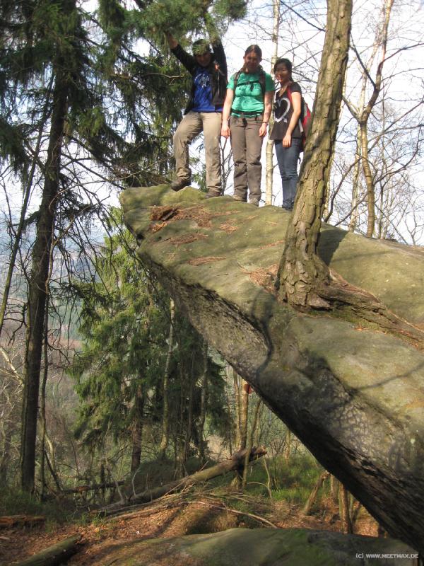 7289_Girls_on_the_rock