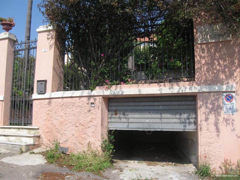 7842_Small_garage