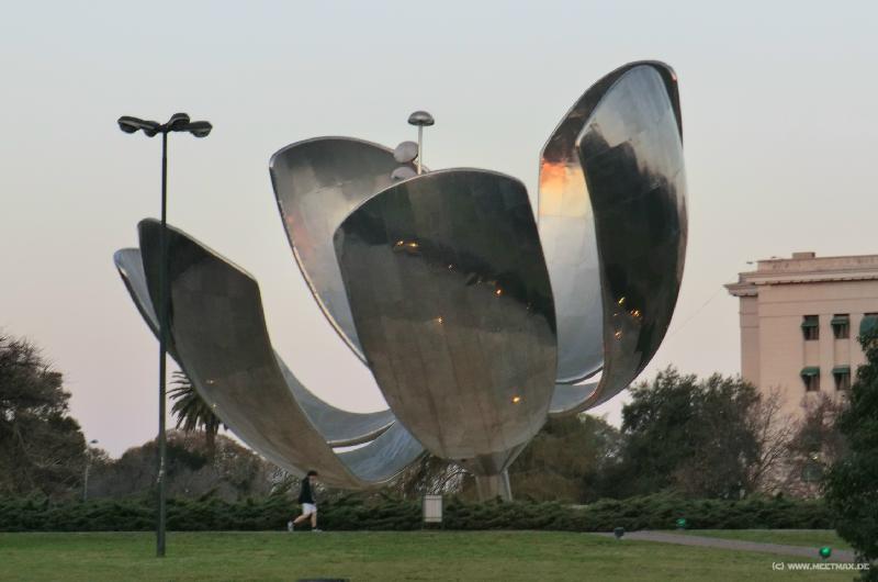 1070_Floralis_Generica