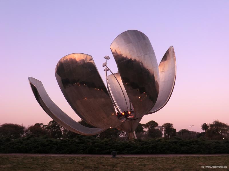1076_Floralis_Generica