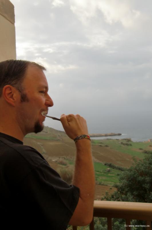 0355_Toothbrushing_with_a_view
