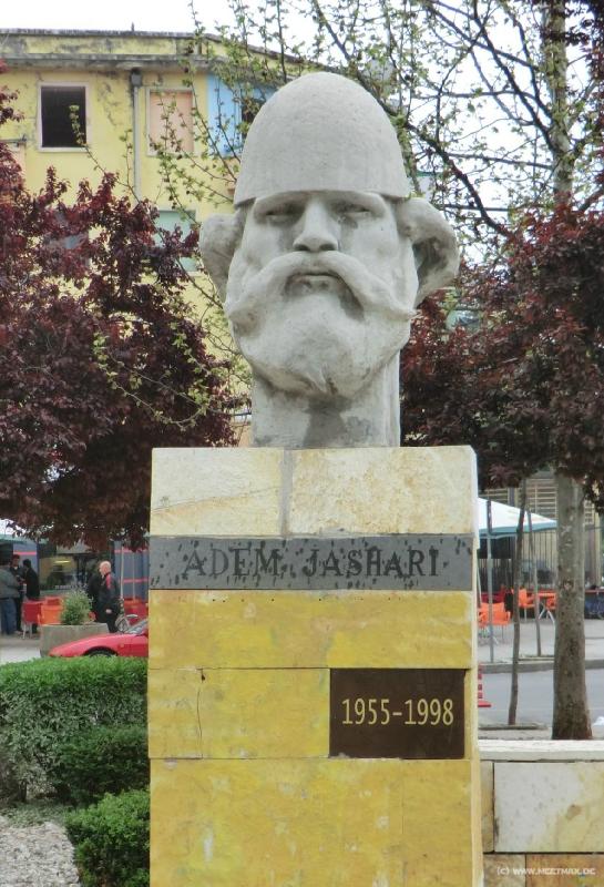 0951_Karl_Marx_mit_Helm