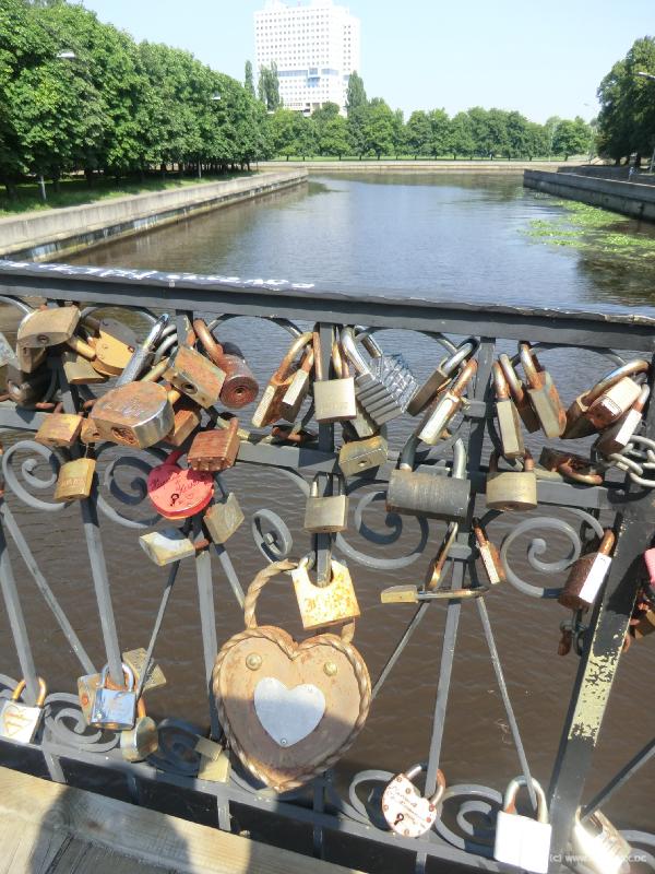 8952_Lovelocks