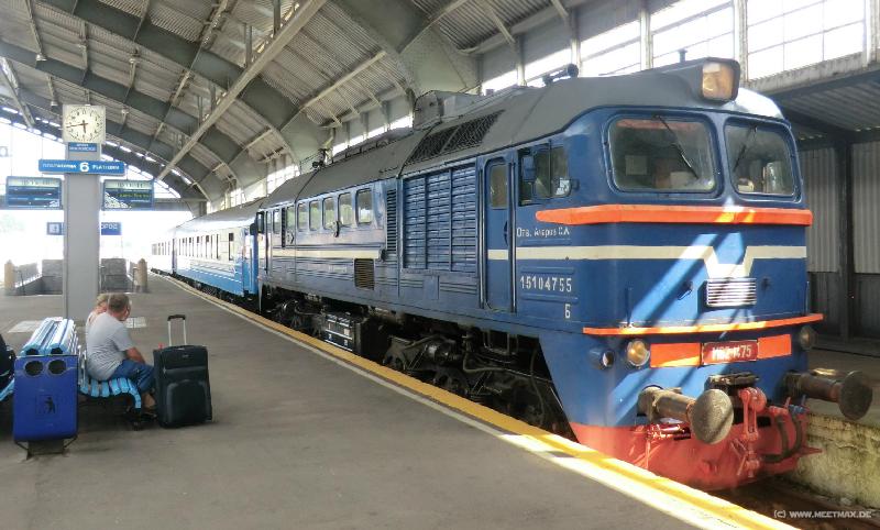 8975