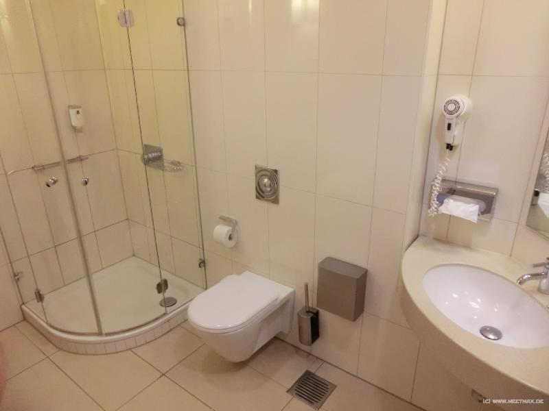 0548_Frankfurt_Airport_Lounge_Bathroom