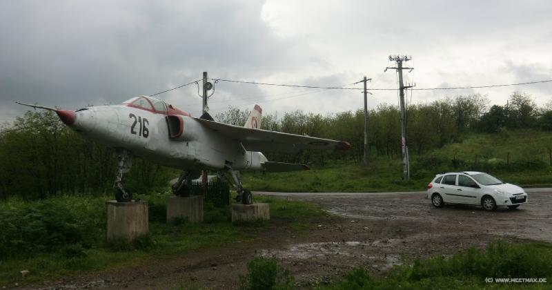 0279_Plane_and_SurPriceCar